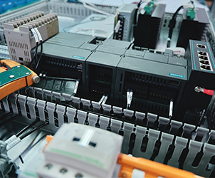 大型成套高壓反應釜設備電控箱內部